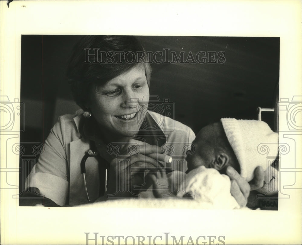 1981 Press Photo Sarah Pratt, Wisconsin pediatrician - mjb95926 - Historic Images