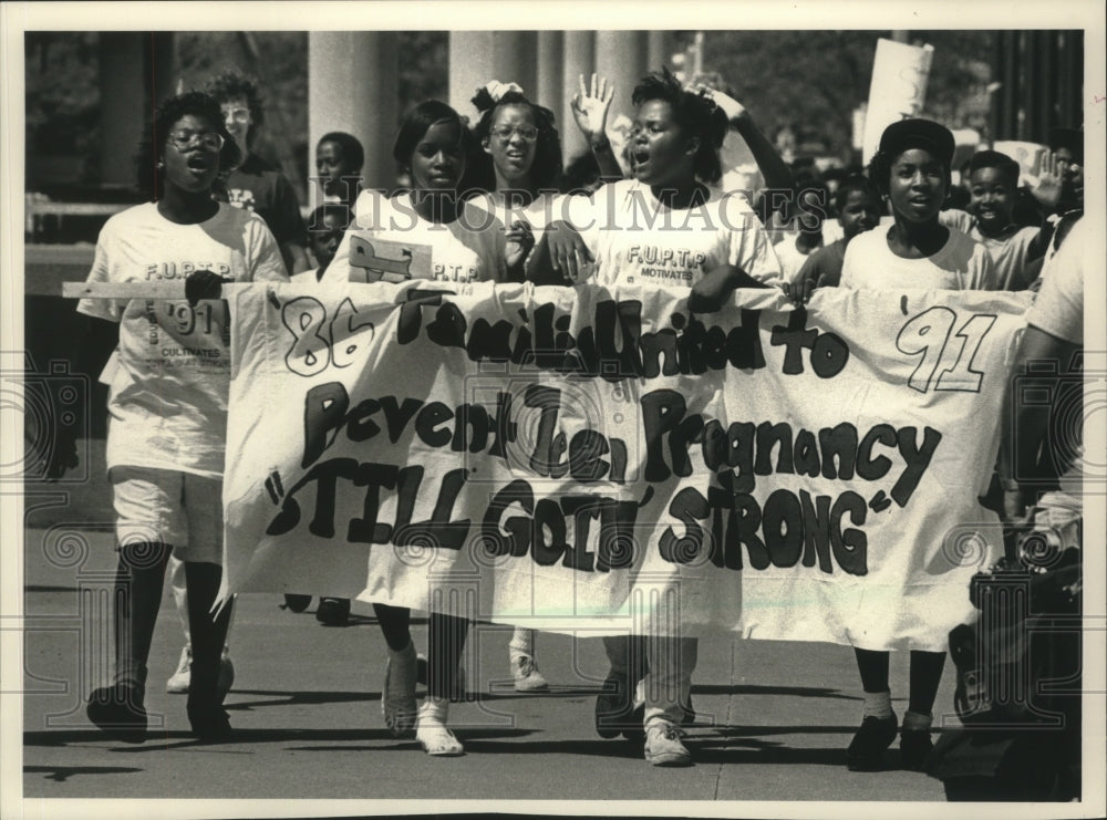 1991 Press Photo Young people carry a pregnancy banner along Wisconsin Ave. - Historic Images