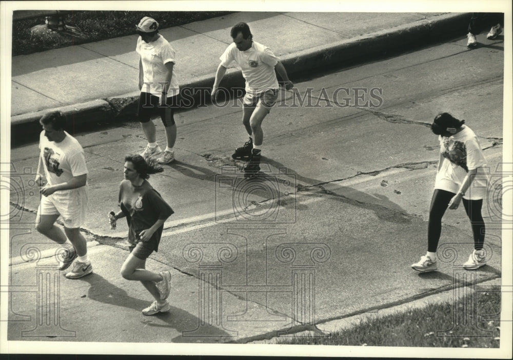 1992 Runners at Prange&#39;s/Channel 4 Not-So-Frigid Five Walk/Run/Roll. - Historic Images