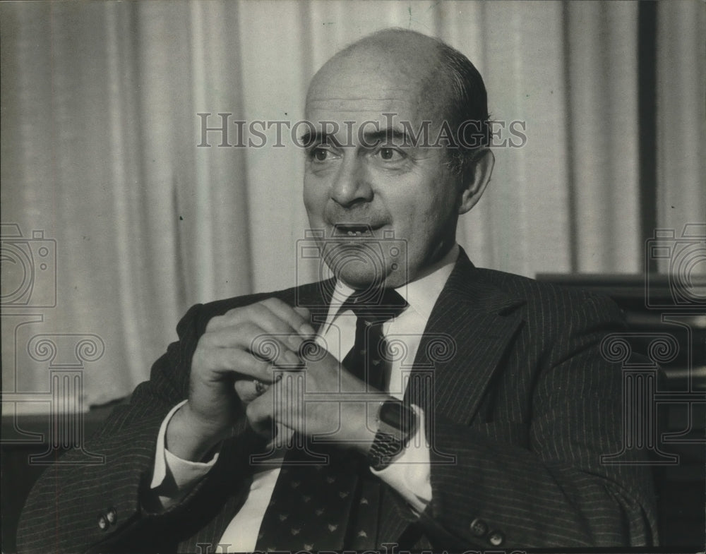 1982 Press Photo Jack Prater, executive director of Milwaukee&#39;s United Way - Historic Images