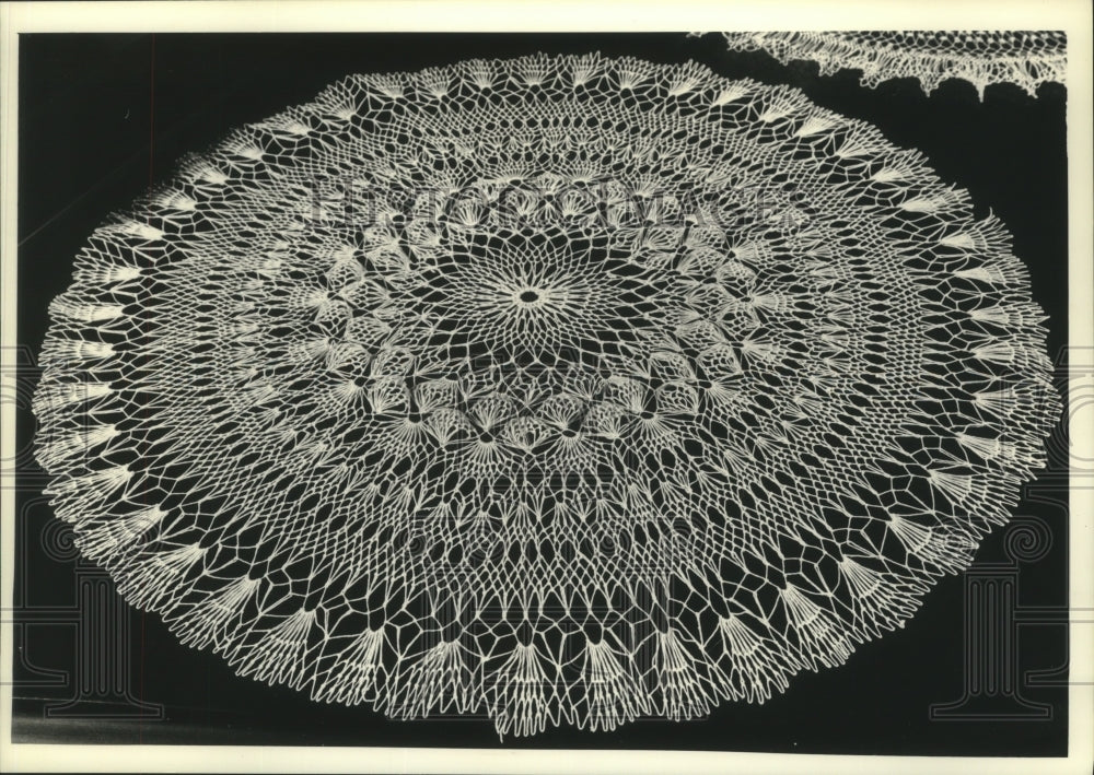 1991 Press Photo Netting, a type of lace-making, is an intricate craft - Historic Images