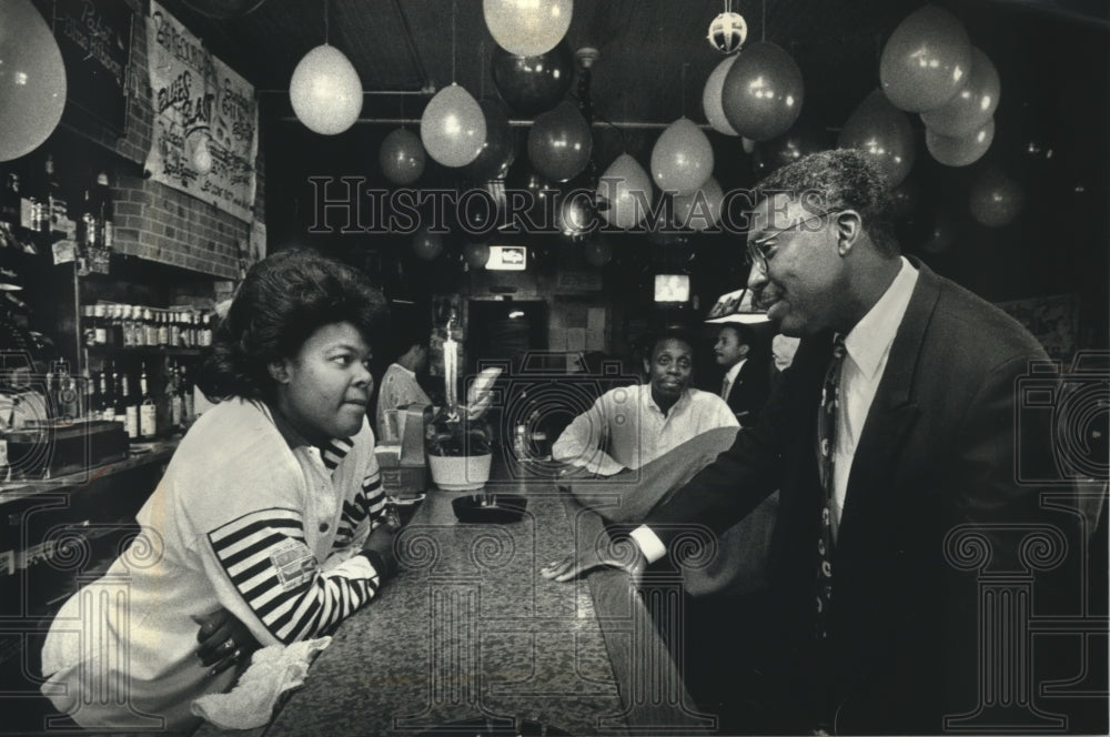 1990 Milwaukee Alderman Marvin Pratt talks with Bettie Tyler - Historic Images