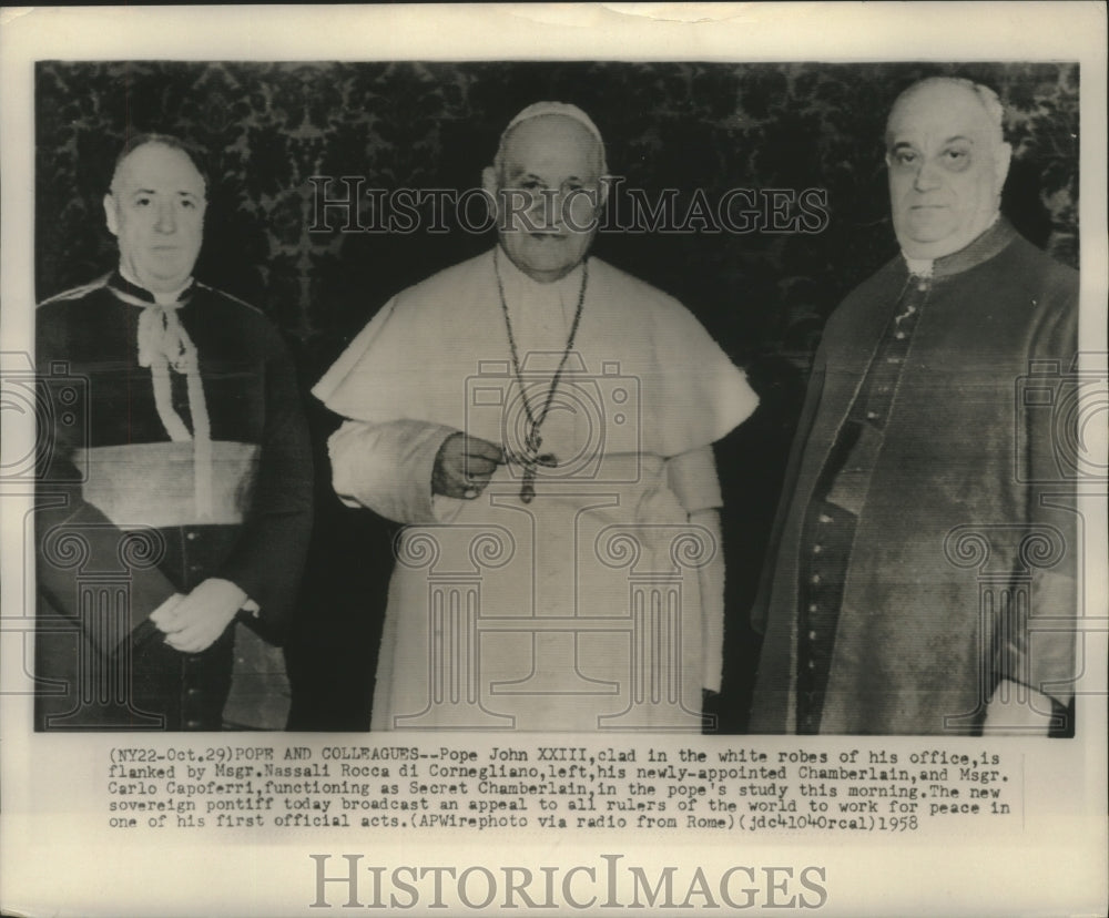 1958 Press Photo Pope John XXIII flanked by fellow clergy in his Vatican study - Historic Images