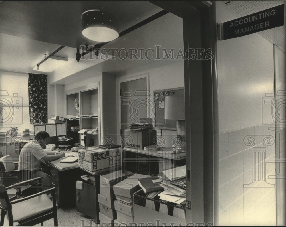 1984 Press Photo Jim Peterson in office, Hospital, Port Washington, Wisconsin. - Historic Images