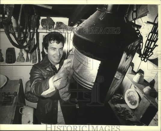 1987 Press Photo Allen Klopp polished starboard light of steamer Selah - Historic Images