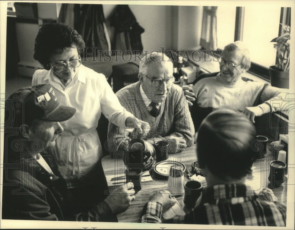 1986 Press Photo Binh Tennies poured coffee at Harry&#39;s in Port Washington Wisc. - Historic Images