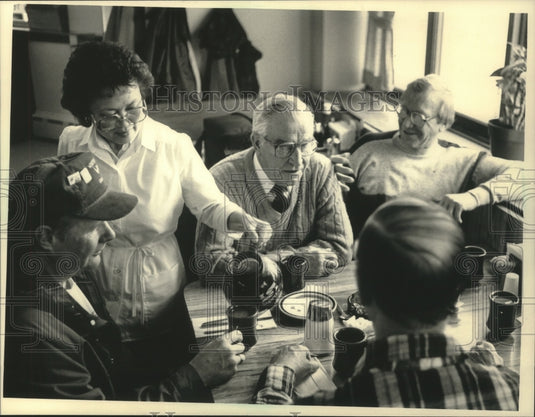 1986 Press Photo Binh Tennies poured coffee at Harry's in Port Washington Wisc. - Historic Images