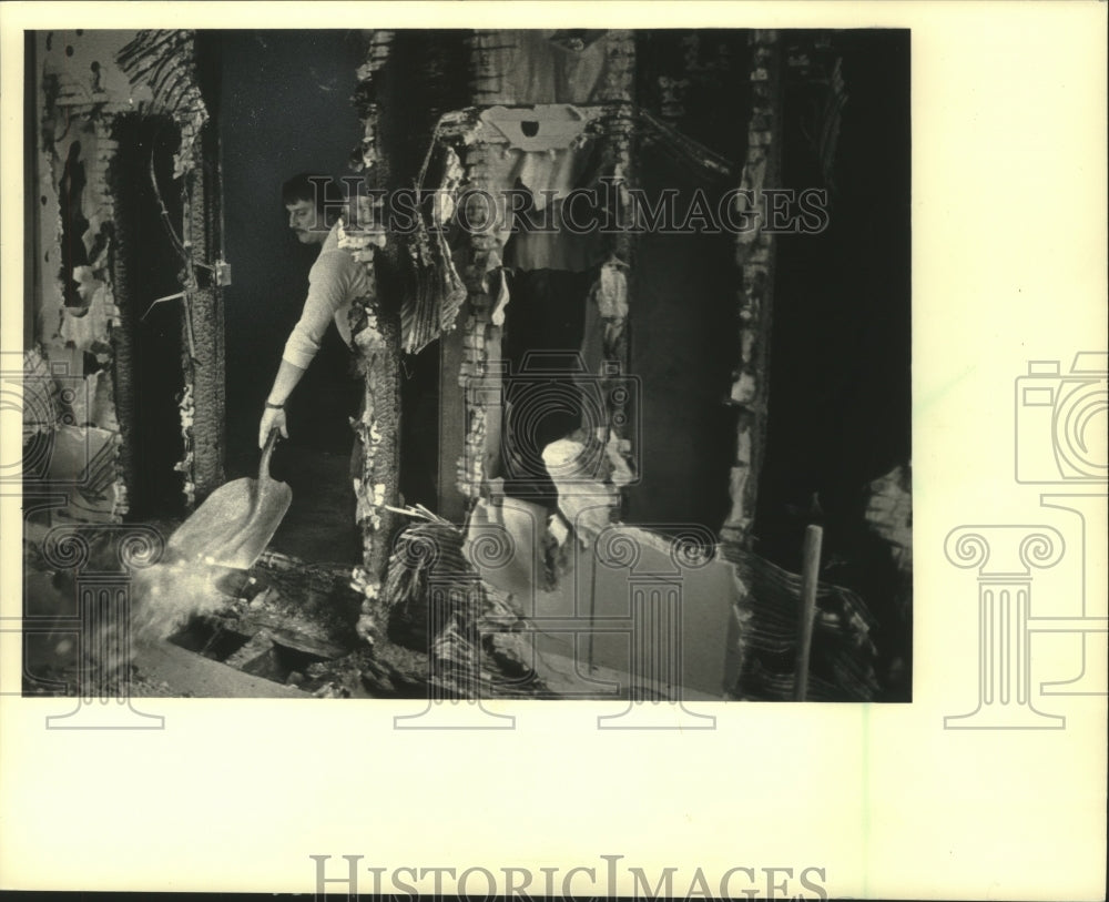 1987 Press Photo John Yerks cleans up Masonic Lodge fire in Port Washington - Historic Images