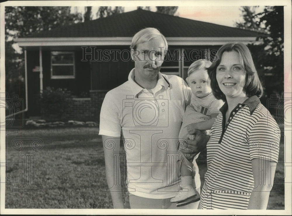 1977 Press Photo Policeman Allen Praefke, his wife & son by their Sussex home - Historic Images