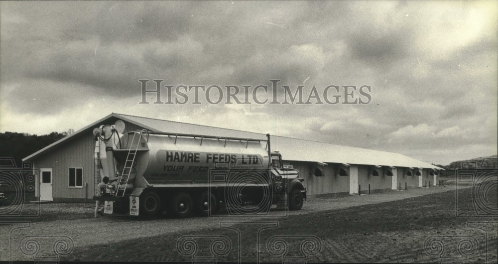 1983 Press Photo Trucking Bringing in Pheasant Feed at State Game Farm - Historic Images