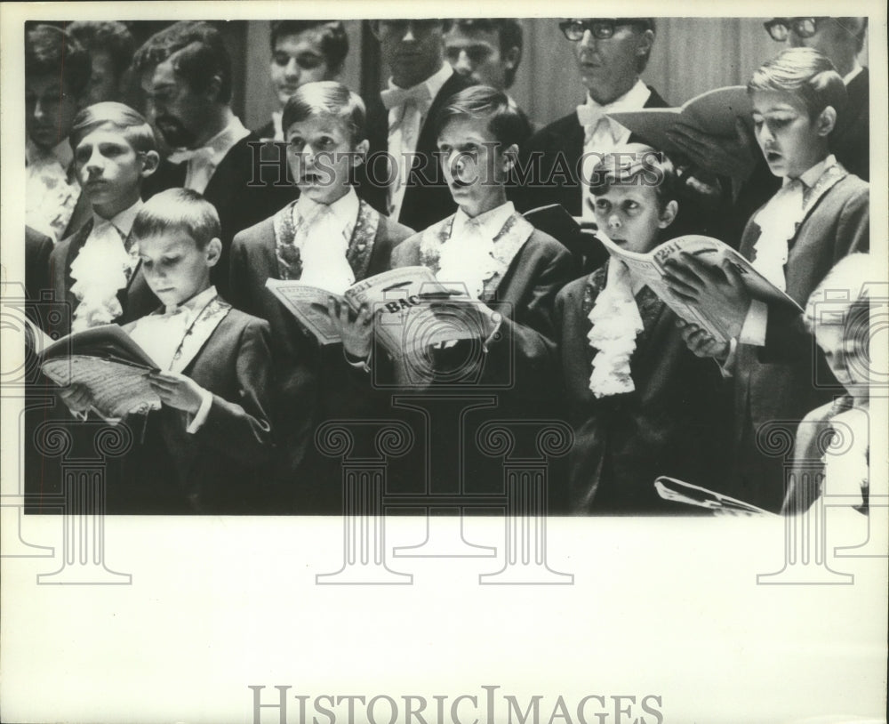 1971 Press Photo Poznan Boys Choir singing, from Poznan, Poland. - mjb96048 - Historic Images