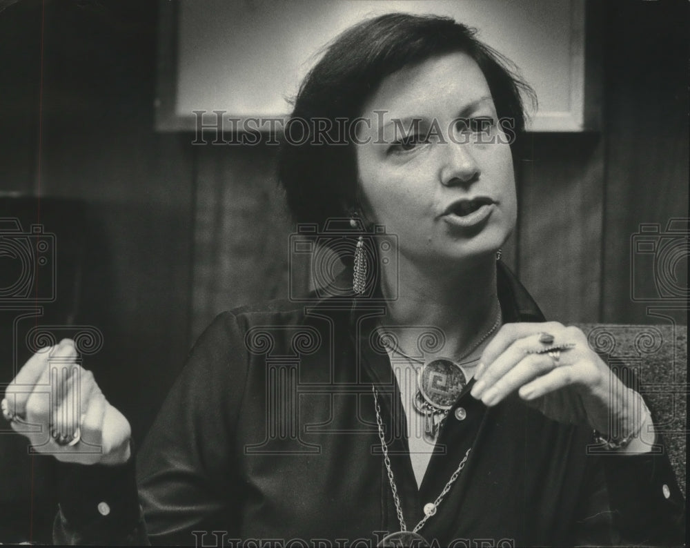 1977 Press Photo Marsha Powell Speaking to Clients and Staff in Milwaukee - Historic Images