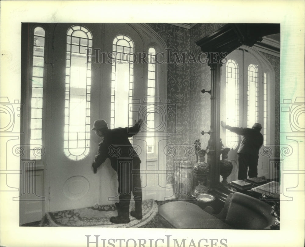 1981 Press Photo Robert Jellinek Maintaining the Villa Louis in Prairie du Chien - Historic Images