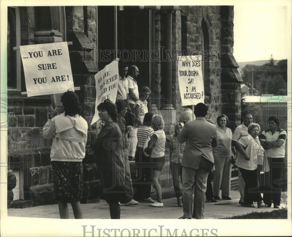 1986 Press Photo Fundamentalist Christians At St. Joseph Catholic Church - Historic Images