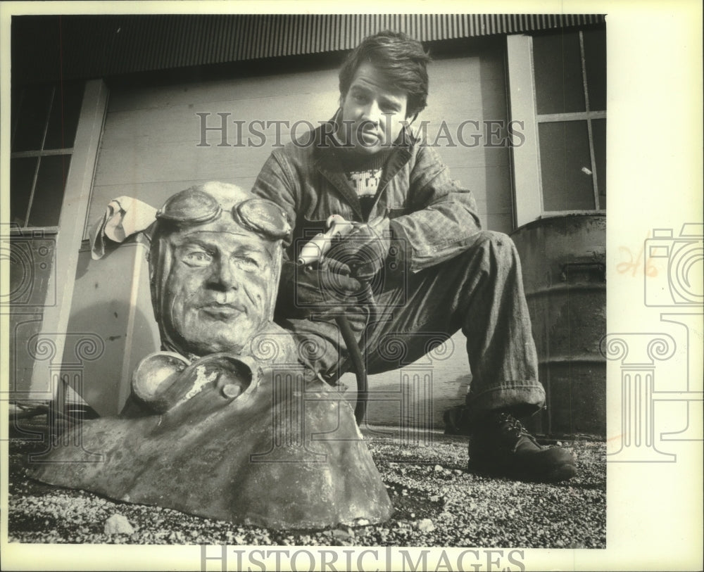 1979 Press Photo Mark Jeffries finishes bust of General Billy Mitchell Wisconsin - Historic Images