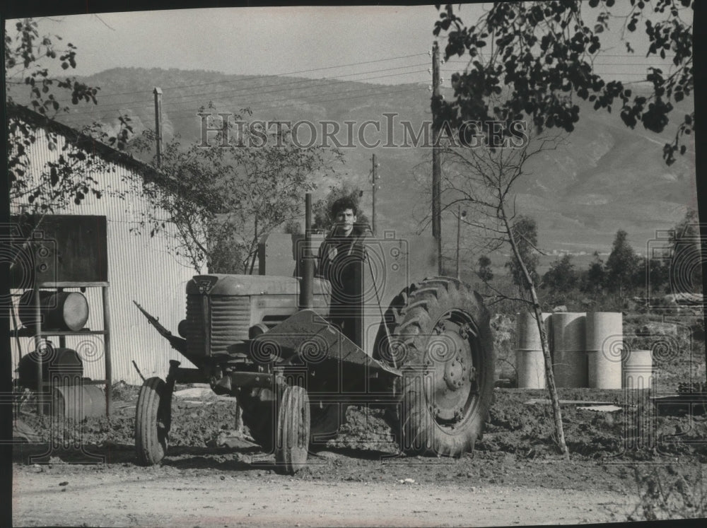 1969 Press Photo Benny Yarron on tractor with protection from mines in Israel-Historic Images