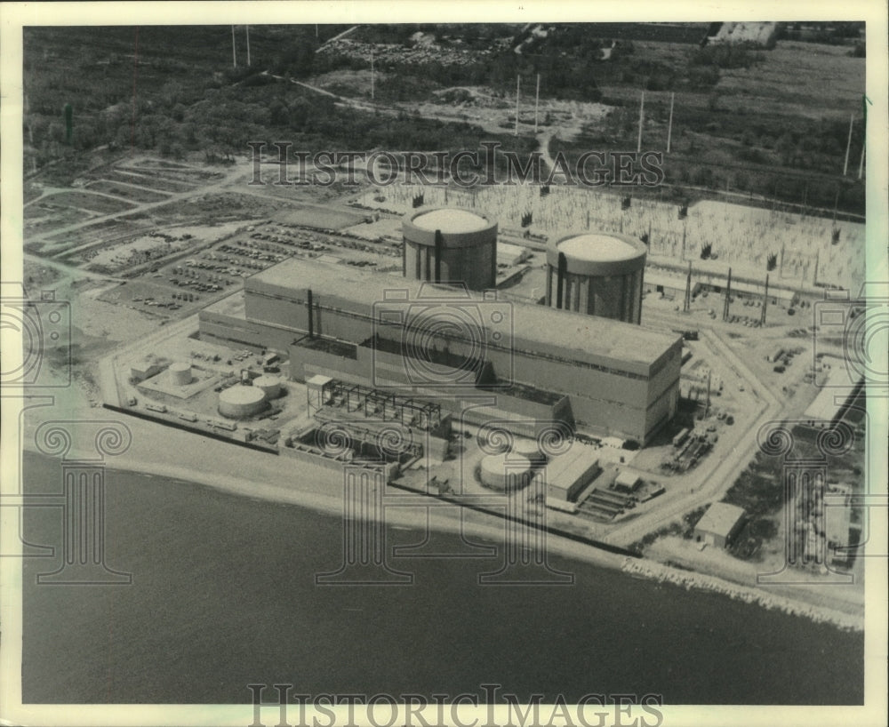 1986 Press Photo Illinois&#39; Zion nuclear power plant on Lake Michigan shoreline - Historic Images