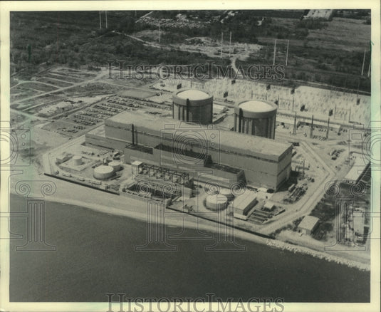1986 Press Photo Illinois' Zion nuclear power plant on Lake Michigan shoreline - Historic Images