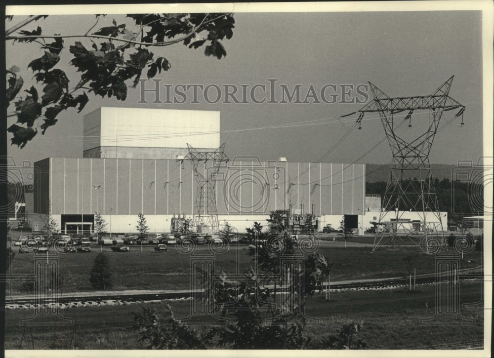 1976 The Yankee Nuclear Power Plant in Vermont provides cheap power. - Historic Images