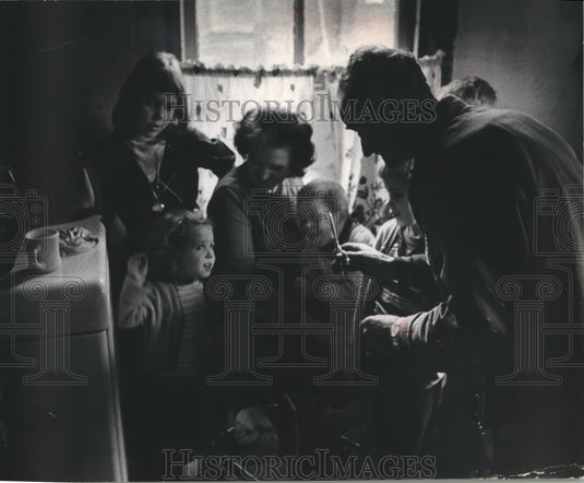 1967 Press Photo Unemployed miner, John Gillespie clips children's hair - Historic Images