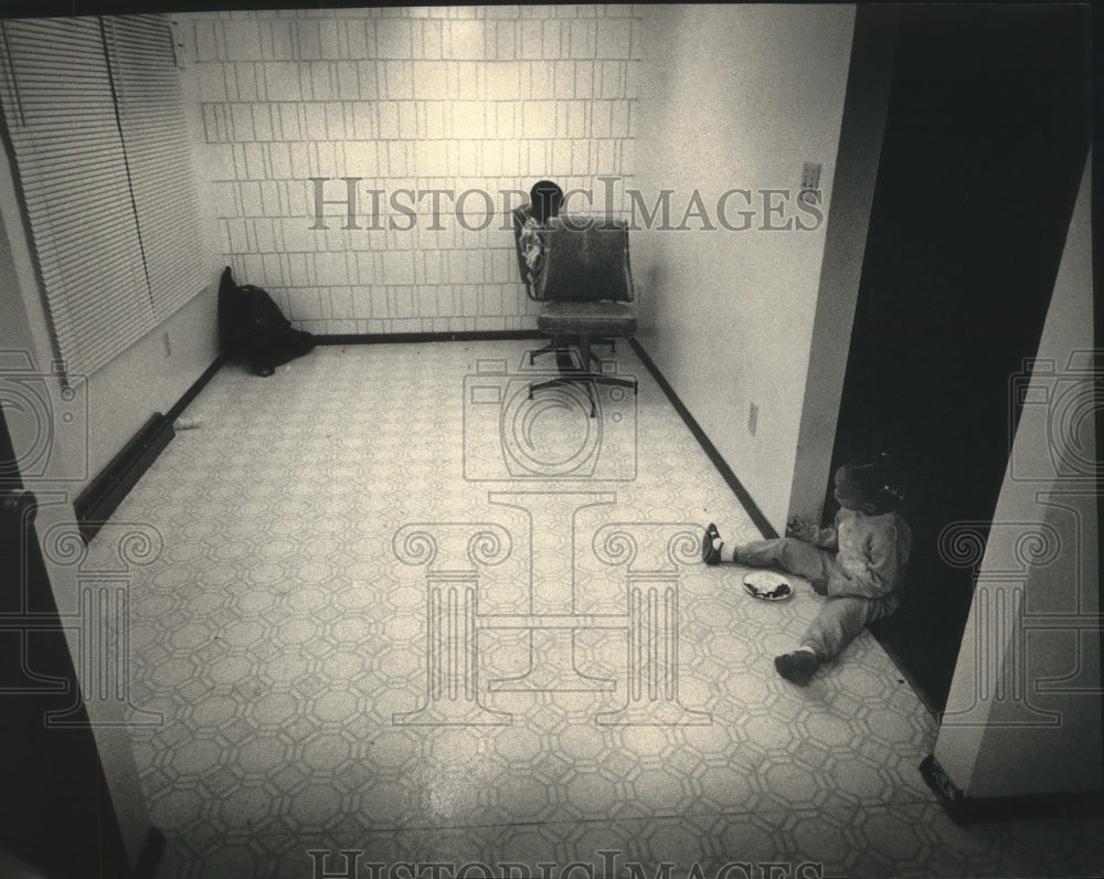 1993 Press Photo Milwaukee&#39;s poor children in a room furnished with two chairs - Historic Images