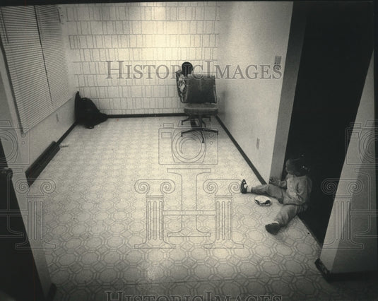 1993 Press Photo Milwaukee's poor children in a room furnished with two chairs - Historic Images