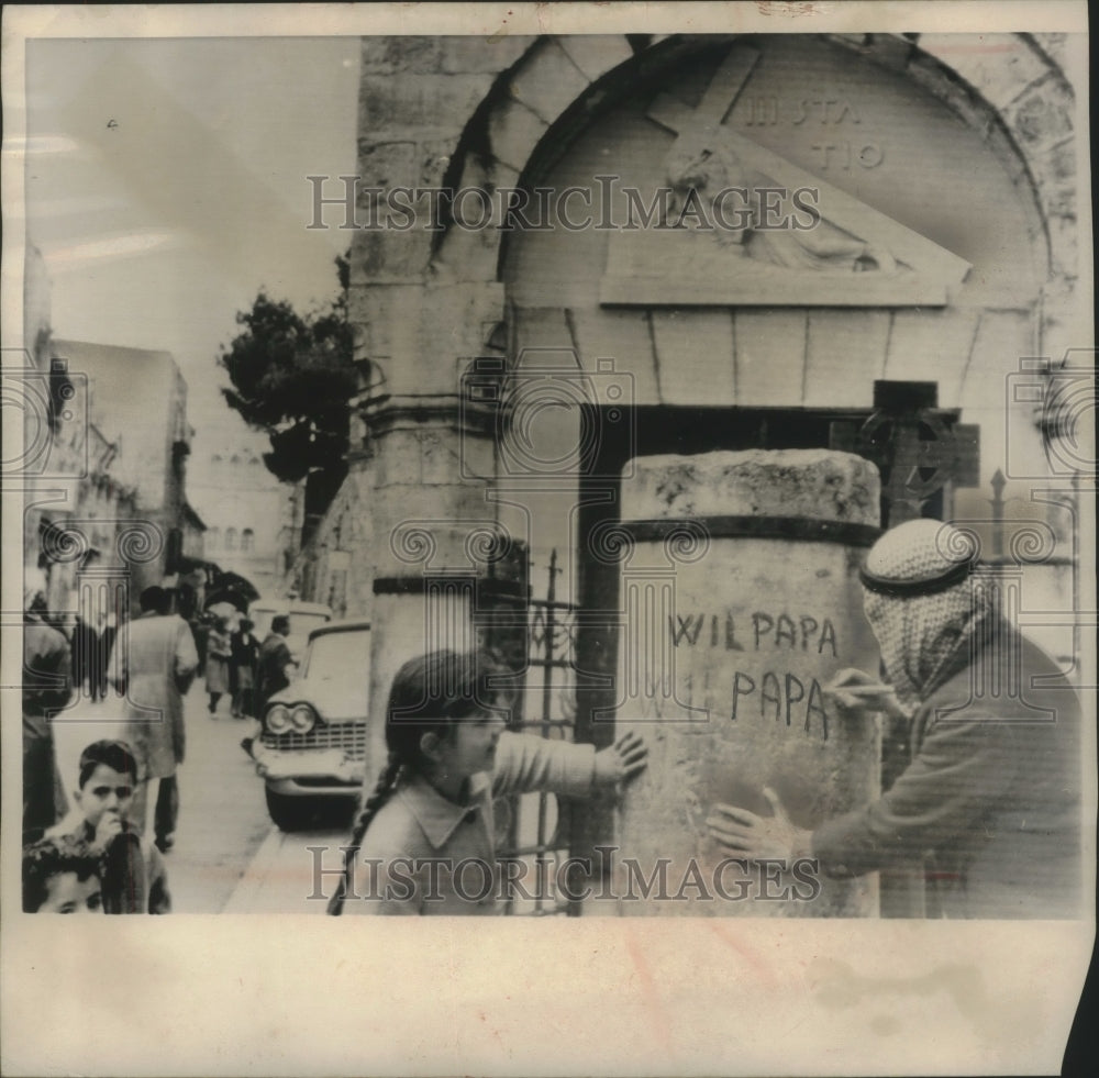 1964 Press Photo Jordanian wrote greeting to Pope Paul VI on visit to Jerusalem - Historic Images