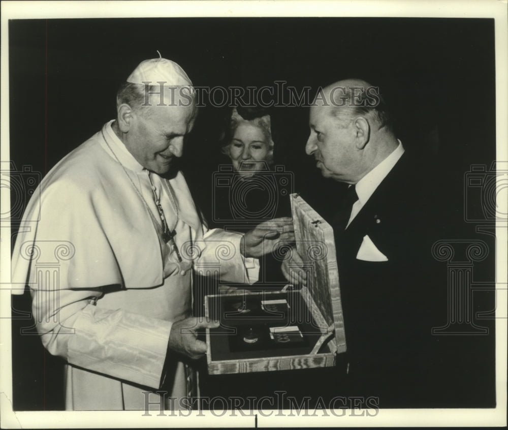 1979 Press Photo Lord Grade gives video cassettes to Pope John Paul II - Historic Images