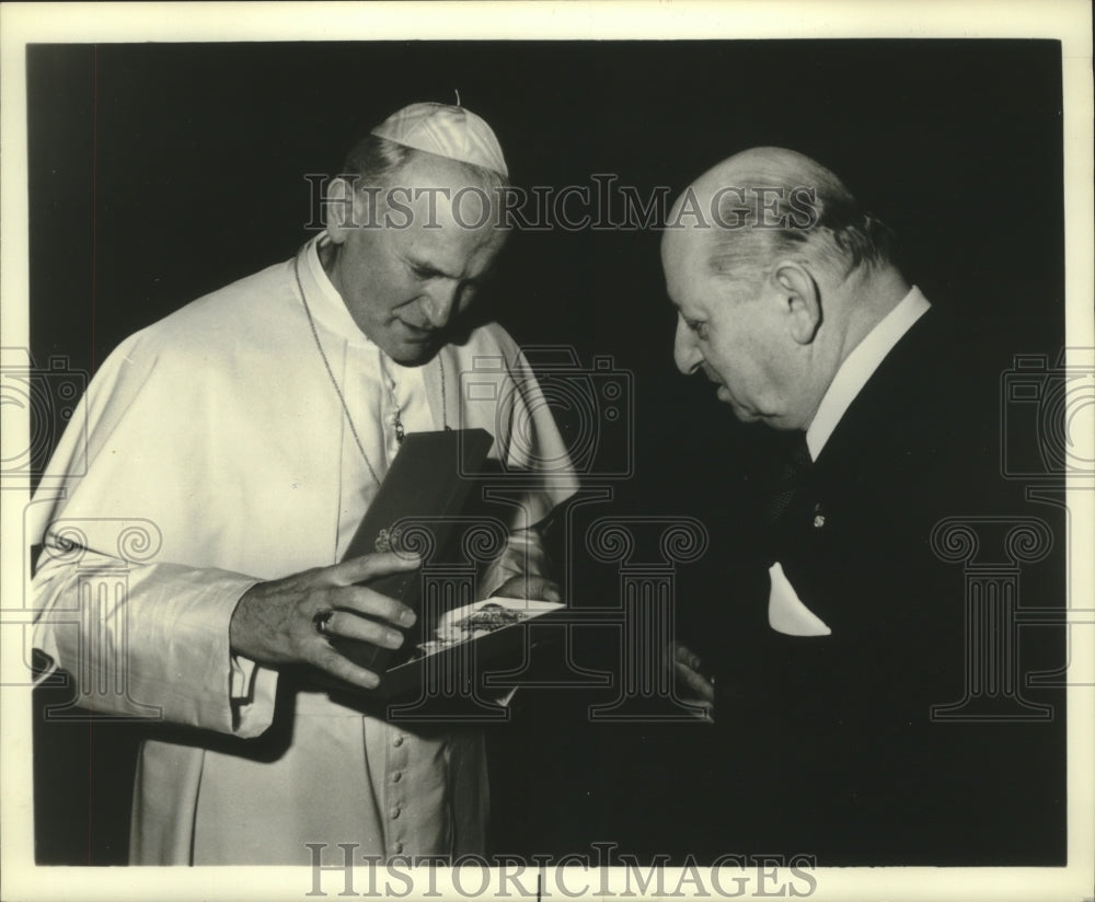 1979 Press Photo Pope John Paul II gives order to Lord Grade - mjb96248 - Historic Images