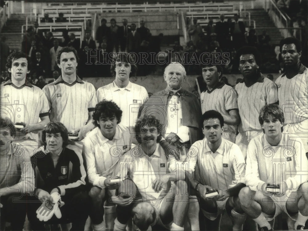 1984 Pope John Paull II, poses with players of Italian Soccer - Historic Images