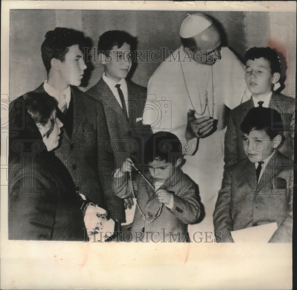 1964 Press Photo Five Sicilian brothers spend time with Pope Paul at Vatican - Historic Images