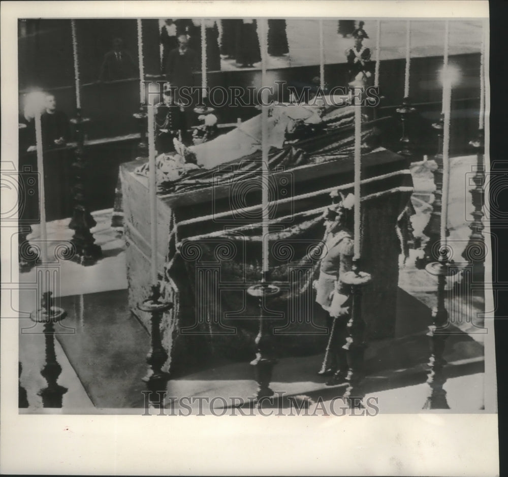 1958 Press Photo Pope Pius XII lying in state on catafalque with guards, Italy. - Historic Images