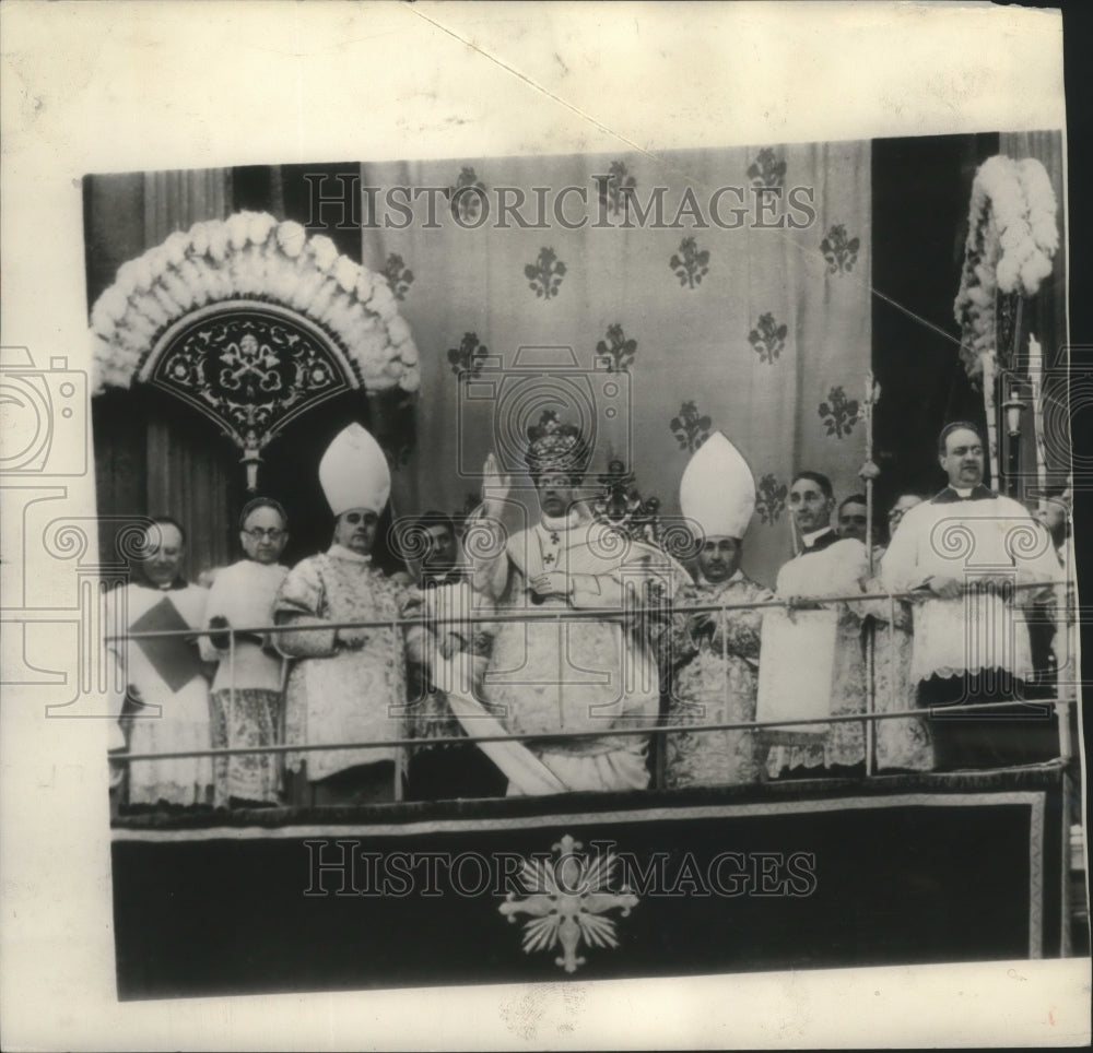 1939 Pius XII giving benediction to thousands at St. Peter&#39;s, Italy. - Historic Images