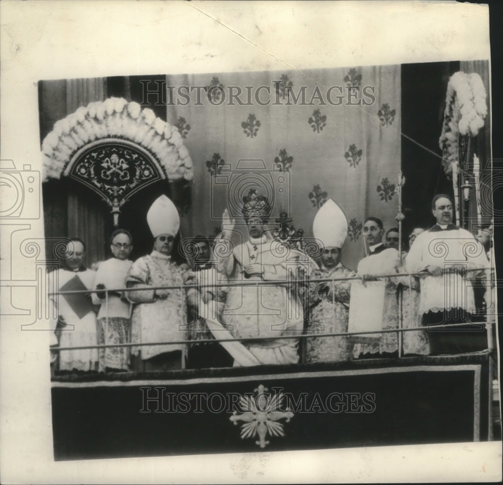 1939 Pius XII giving benediction to thousands at St. Peter's, Italy. - Historic Images