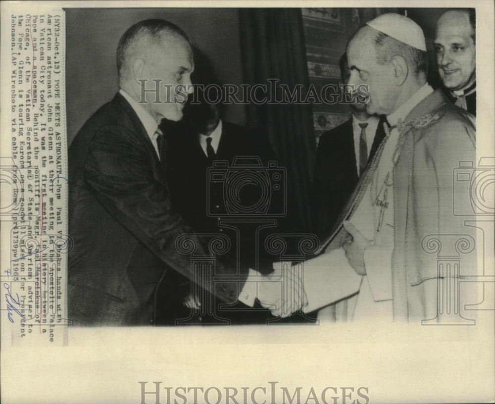 1965 Press Photo Pope Paul VI shakes hands with astronaut John Glenn at Vatican- Historic Images