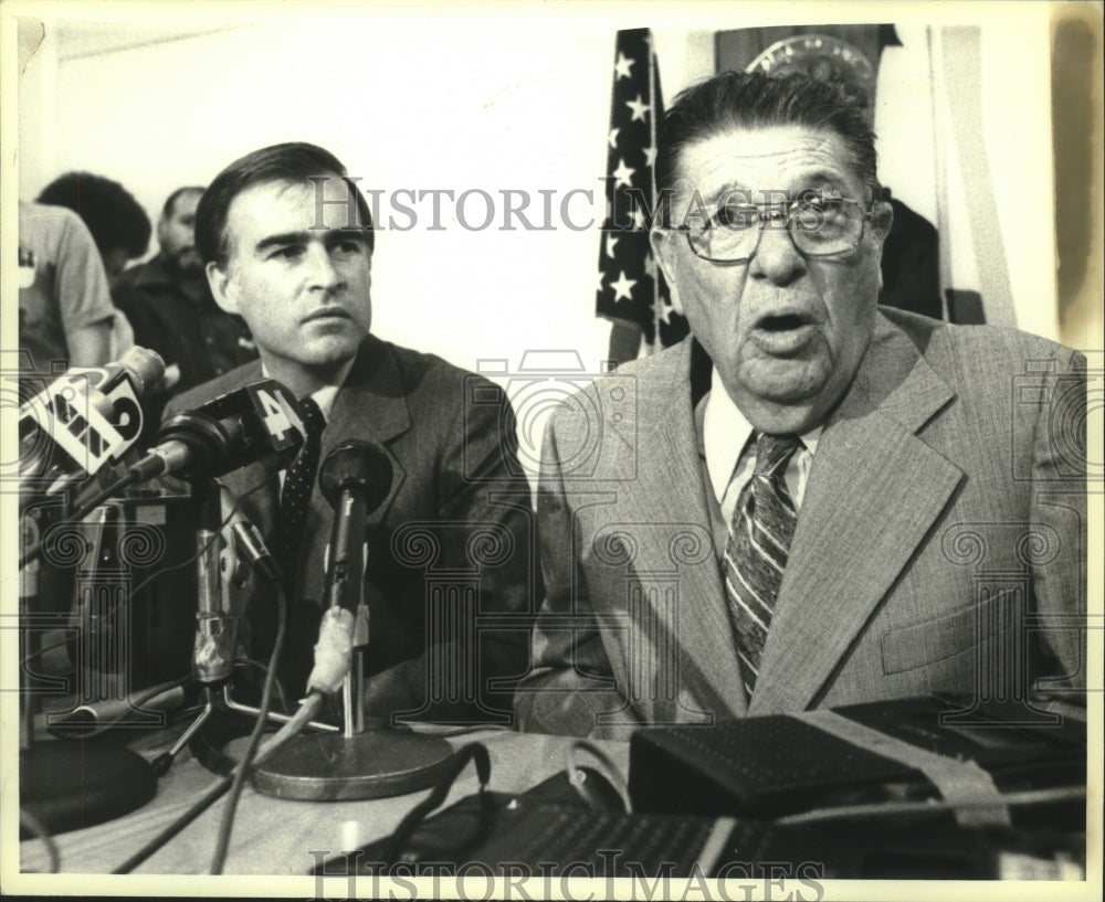 1978 Press Photo Governor Edmund Brown Jr. Listens to Howard Jarvis, Los Angeles - Historic Images