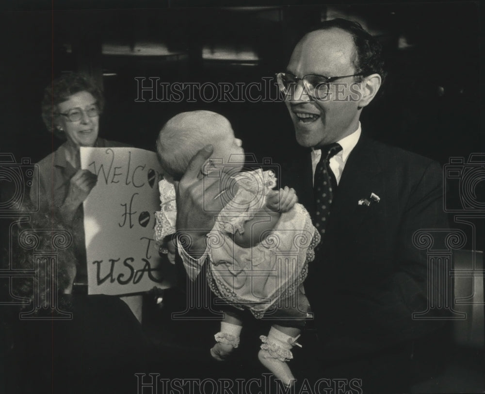 1991 Joseph Jendusa with his daughter as he arrived in Milwaukee - Historic Images