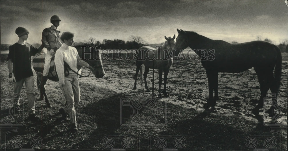 1991 Press Photo Keri Oliver on horse is lead by Colin Haakenson by other horses - Historic Images