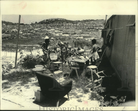1977 Press Photo Children in Elon Moreh, Israel wearing swimsuits in hot desert. - Historic Images