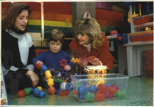 1994 Press Photo Jayne Jeffrey helps Merrilee Reneau in class at St. Francis. - Historic Images
