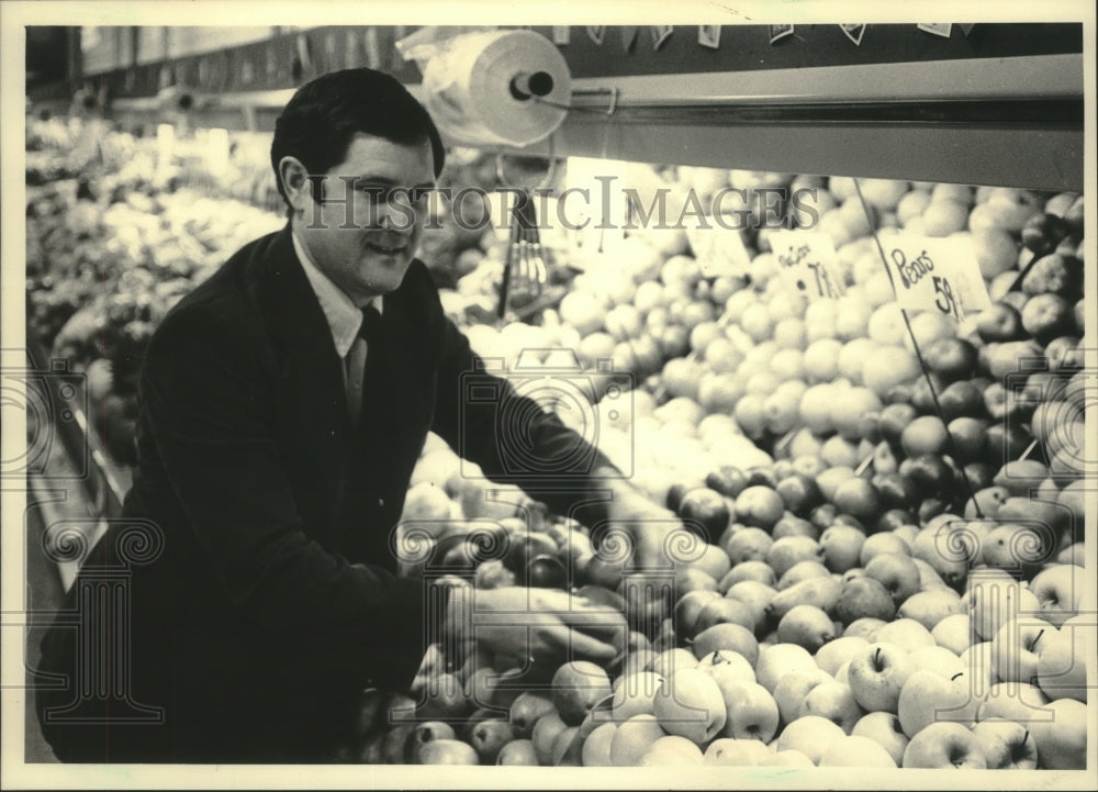 1984 Press Photo George Prescott Working in Shop Rite Food Store in West Bend - Historic Images