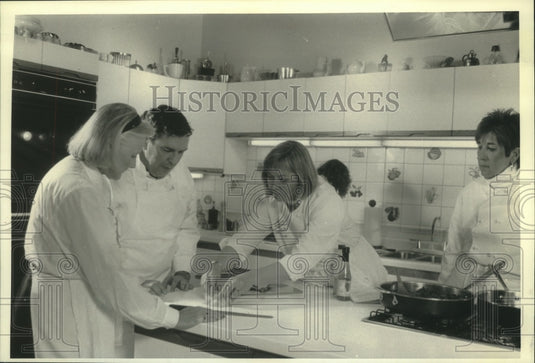 1991 Jill Prescott Demonstrating For Students Shaping a Pastry Shell - Historic Images