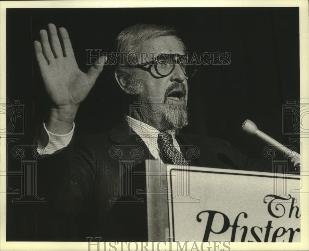 1981 Press Photo Executive Vice-President Sam A. Preston Speaking at Podium - Historic Images