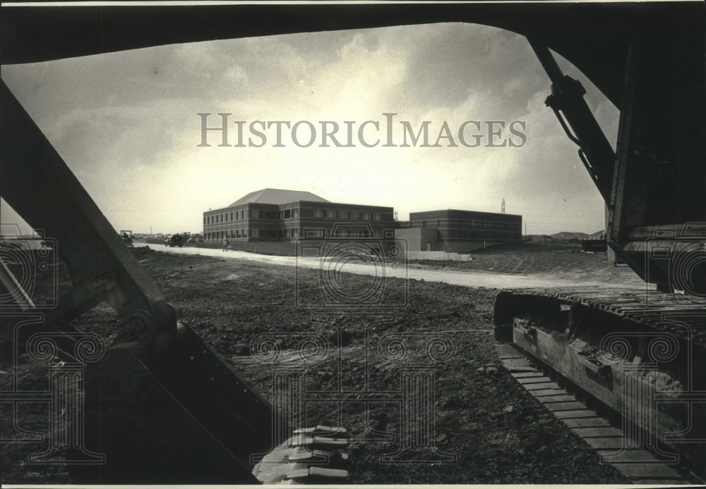 1991 Press Photo Construction of the new Ozaukee County courthouse and jail. - Historic Images