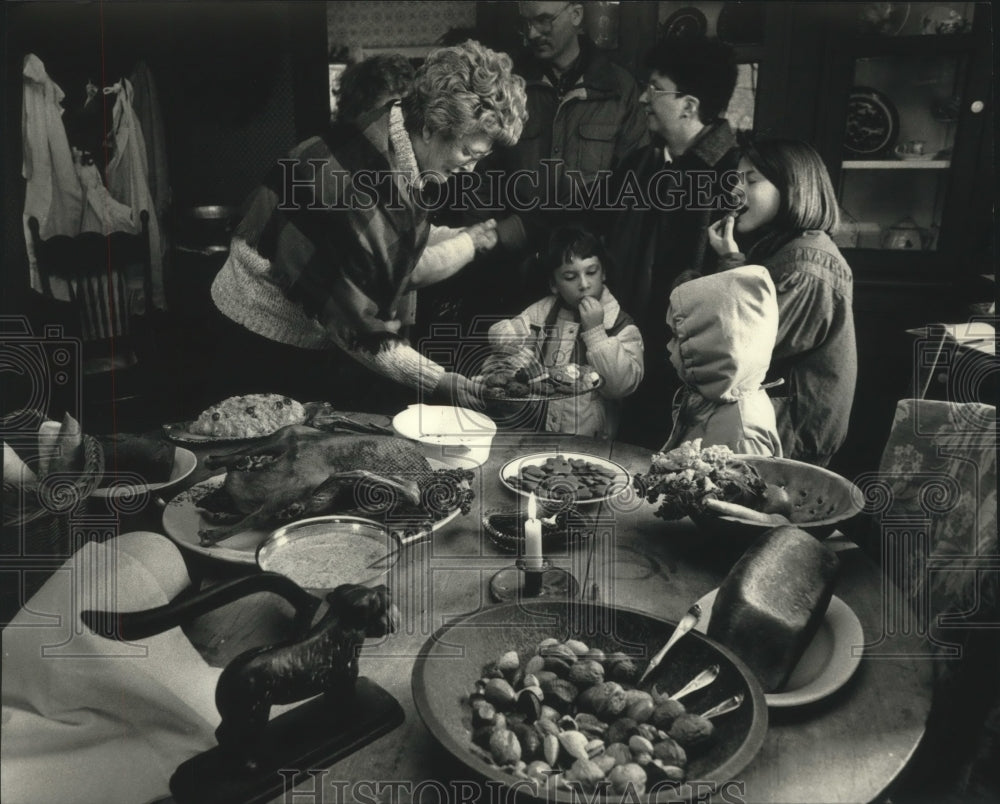 1990 Press Photo Ruth Mayer at the Eghart House in Port Washington, Wisconsin-Historic Images