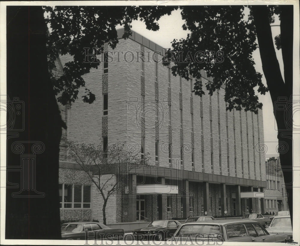 1989 Press Photo View of new courthouse in Ozaukee county, Port Washington. - Historic Images