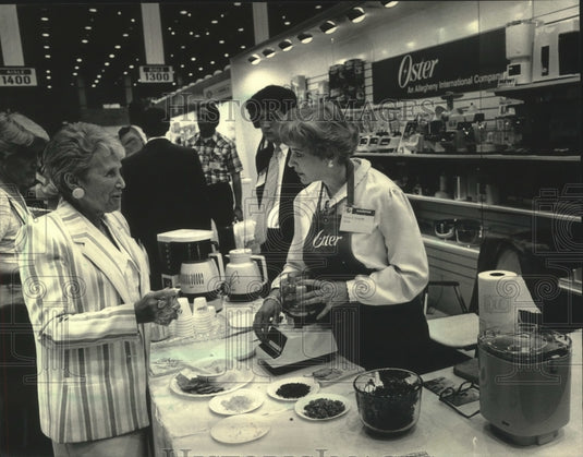 1986 Press Photo Demonstrator in Chicago for Oster Manufacturing Company - Historic Images