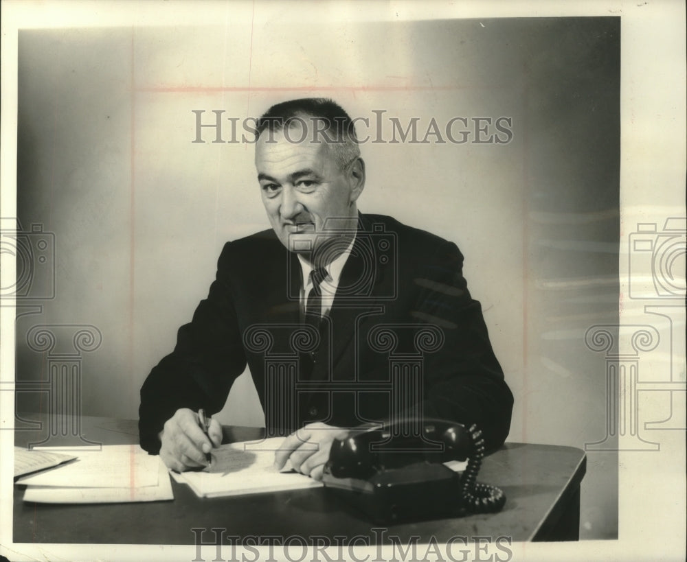 1963 Press Photo Verne Osterndorf, president, Metropolitan Builders Association - Historic Images