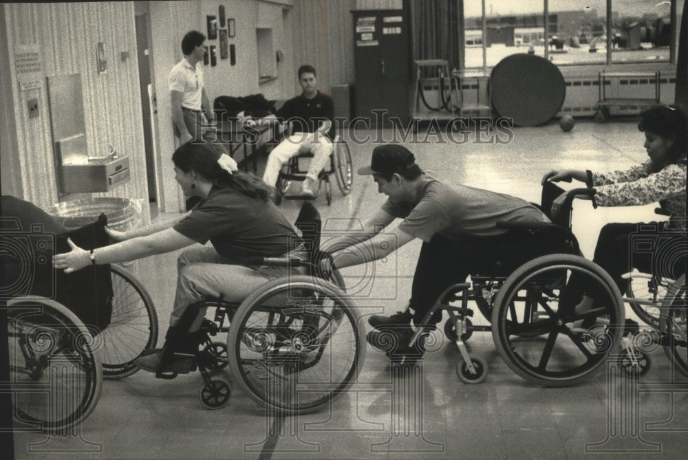 1992 Aaron Powless and wife in wheelchair train game of basketball.-Historic Images