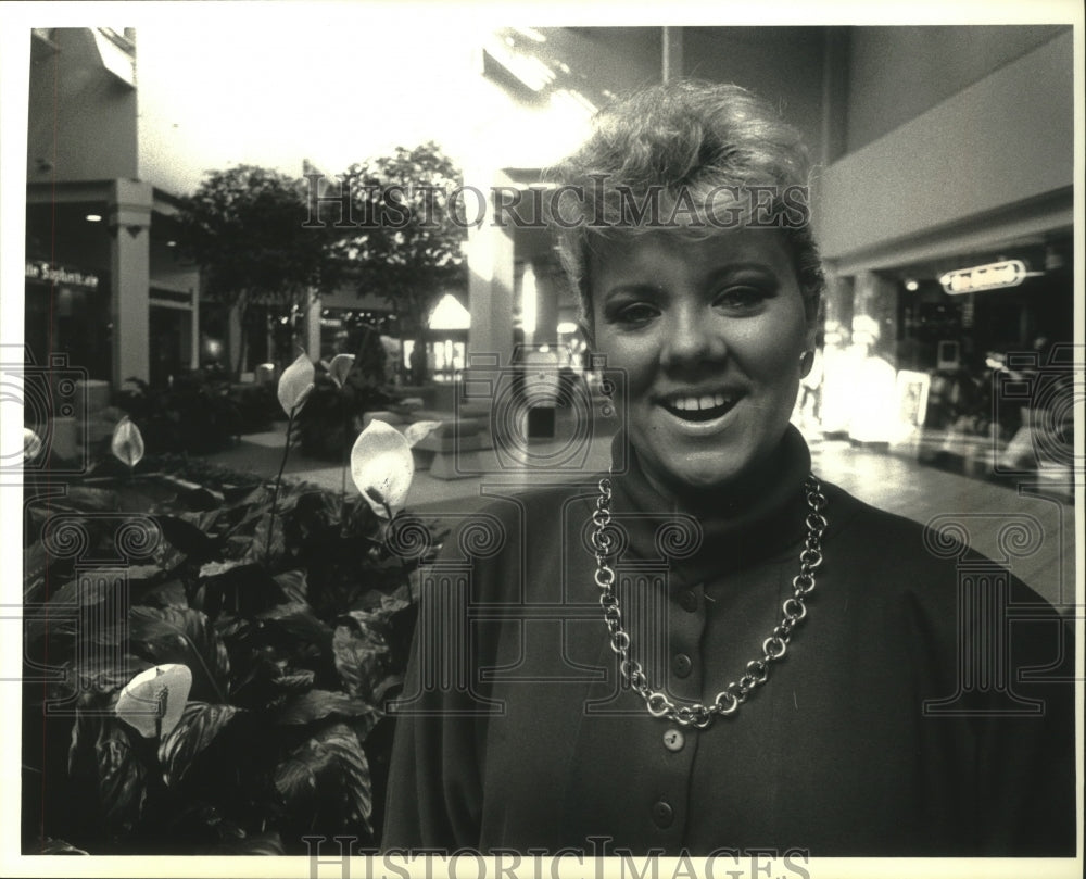 1990 Press Photo Rebecca Powell-McCarthy at Bay Shore Shopping Center, Glendale. - Historic Images